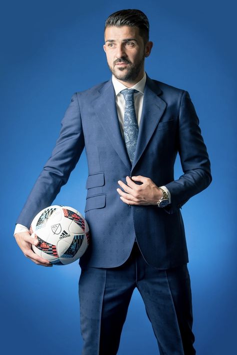 Men Photo Poses, Coach Photoshoot, Soccer Pics, Graphic Design Inspiration Poster, David Villa, Inspiration Poster, Soccer Coach, Soccer Coaching, Soccer Pictures