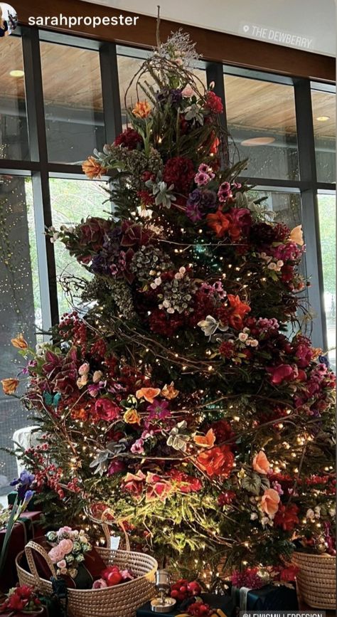 Wild Christmas Tree, Garden Themed Christmas Tree, Christmas Flower Aesthetic, Dried Flowers Christmas Tree, Whimsigothic Christmas, Autumn Christmas Tree, Christmas Tree With Flowers, Moody Christmas Tree, Unique Christmas Tree Ideas