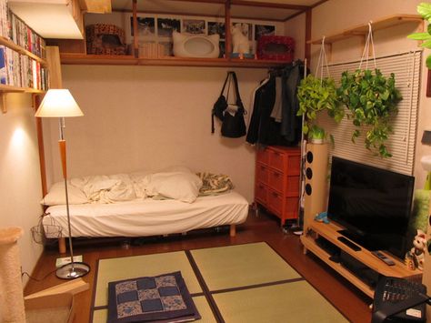 Tiny Apartment Japan, Japanese Tv Room, Cute Japanese Apartment, Asian Apartment Aesthetic, Tiny Room Aesthetic, Japan Studio Apartment, Small Japanese Room, Japanese Tiny Apartment, Japan Aesthetic Room