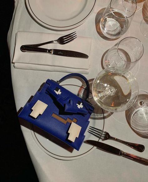 Table for two: me and my bag 😍 📸 @evelina_mambetova 🔎 Kelly Picto, Kelly doll Picto, Kelly Idole Picto #hermeskellypictodoll #hermeskellypicto #kellypicto #kellyidolepicto #kellydollpicto #hermesidole #hermesdollbag #kellydollbag Trend Bag, Kelly Doll, Table For Two, Bag Topper, Fashionista Style, My Bag, Bag Style, Vintage Bags, Diy Bag