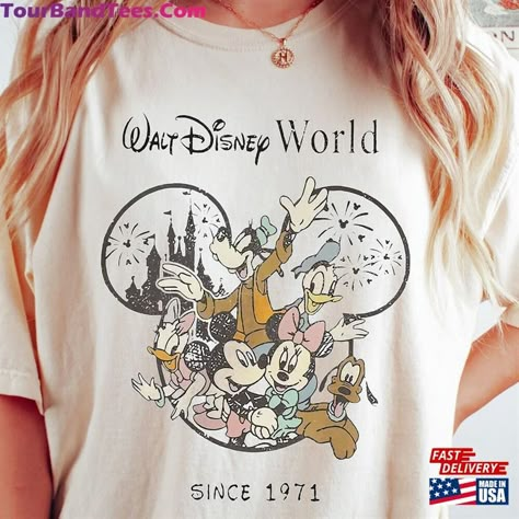 Vintage Disney Shirts Graphic Tees, Disney Shirts Vintage, Disney World Tshirt Ideas, Retro Disney Shirt, Disney Christmas Vacation, Disney World Family Shirts, Disney Prints, Family Disney Shirts Matching, Vintage Disney Princess