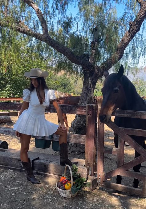 Old Money Cowgirl Outfits, Coastal Cowgirl Aesthetic Outfits, Yeehaw Outfits, Ranch Photoshoot, Coast Cowgirl, Cowgirl Lifestyle, Coastal Western, Devney Perry, Miley Stewart