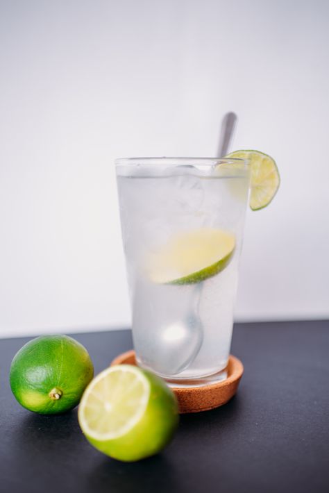 Vietnamese limeade is Viet Nam's equivalent of lemonade. Like its American counterpart, limeade is a great drink for a hot summer's day. Vietnamese Limeade, Lime Juice Recipes, Roasted Almonds Recipe, Limeade Drinks, O Taste And See, Limeade Recipe, Drink Cart, Soda Recipe, Work Meals