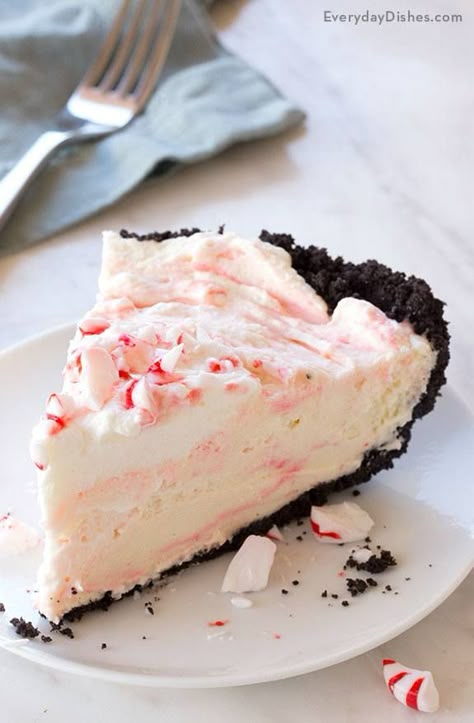 Peppermint Pie with Chocolate Cookie Crust Recipe Cookie Crust Pie Recipes, Christmas Dessert Recipes Pie, Chocolate Peppermint Pie, Peppermint Pie Recipe, Christmas Creatives, Christmas Supper, Peppermint Pie, Candy Cane Pie, Christmas Pies