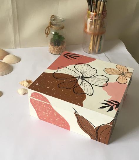 Boho Box Art, Small Painted Boxes Ideas, Wood Jewelry Box Diy, Box Painting Design, Wood Box Painting Ideas Easy, Shoebox Painting Ideas, Wooden Jewelry Box Painting Ideas, Painted Crates Ideas, Box Painting Ideas Easy