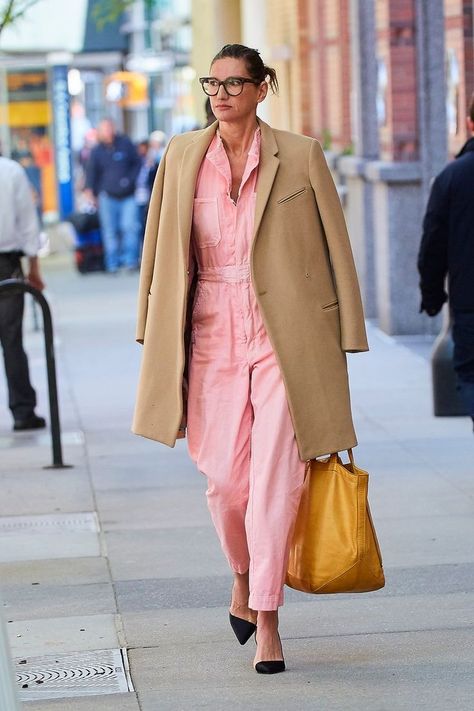 Former J.Crew executive creative director and president Jenna Lyons proved that millennial pink can be sported by grown-ups, too. Women's Fashion 2023, Jenna Lyons Style, 2023 Lifestyle, Camel Coat Outfit, Jenna Lyons, Giovanna Battaglia, Anna Dello Russo, Women Fashion Edgy, Boiler Suit