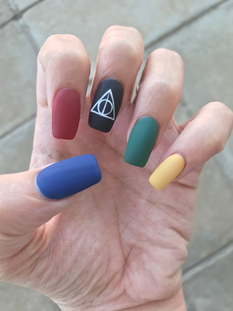 Nail Designs Harry Potter, Easy Harry Potter Nail Designs, Gel Nails Harry Potter, Harry Potter House Nails, Harry Potter Nails Designs Easy, Harry Potter Nails Acrylic, Deathly Hallows Nails, Harry Potter Nails Simple, Harry Potter Themed Nails