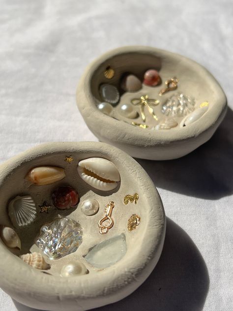 Clay shell and charm jewelry dishes Clay Crafts Ocean, Small Clay Creations, Christmas Shell Crafts, Clay And Seashells, Diy Sea Shells Crafts, Polymer Clay Trinket Dish Diy, Pottery With Shells, Diy Clay Jewelry Dish, Air Dry Clay Shell Dish