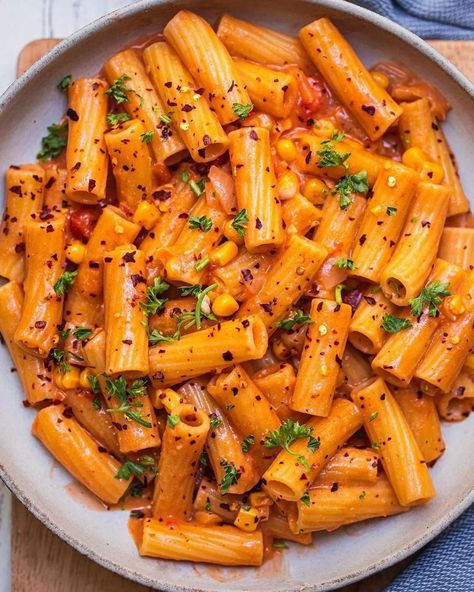 Master the art of rigatoni with this rich and flavorful tomato sauce. Oat milk and sweet corn provide an extra dimension to this proven classic. Get the full recipe here. #bestofvegan #veganpasta #tomatopasta #rigatoni #easyvegandinner Rigatoni Pasta Recipes, Rigatoni Recipes, Pastas Recipes, Rice And Chicken, Vegan Recipes Plant Based, Rigatoni Pasta, Vegan Art, Clam Recipes, Easy Vegan Recipes