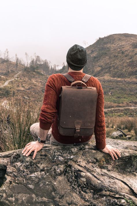 Mochila Edc, Jansport Backpacks, Mens Leather Laptop Bag, Simple Leather Bag, Black Male Models, Handmade Leather Backpack, Professional Bag, Leather Art, Leather Laptop Bag