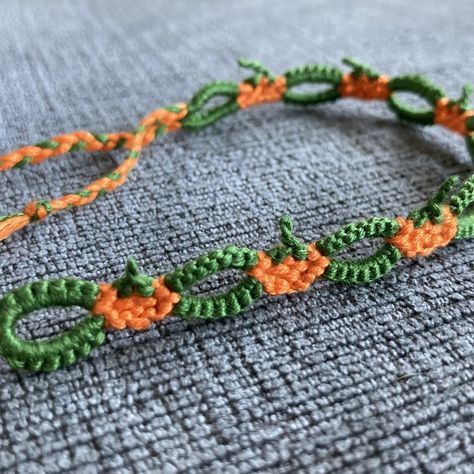 Fall Themed Friendship Bracelets, Autumn Bracelet Pattern, 10 String Bracelet Pattern, Fall String Bracelets, Autumn Friendship Bracelet, How To Read Bracelet Patterns, Star Friendship Bracelet Pattern, Fall Bracelet Patterns, Halloween Bracelet Patterns