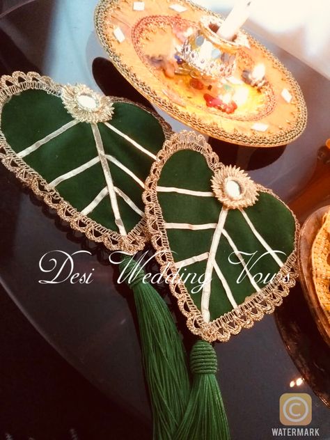 This fabric paan or betel leaf is placed on the bride’s palm and top of this mehndi or henna is applied Manjha Decor, Mehandi Thali Decoration Ideas, Mendhi Thaal, Haldi Mehandi Plate Decoration, Mehndi Plates Decoration, Mehndi Plates Decoration Pakistani, Mehndi Plates Ideas Pakistani, Mehndi Thali Decoration Ideas Pakistani, Thali Cover