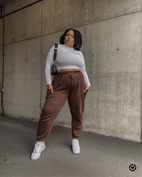 Plus Size Air Force 1 Outfit, Outfits Air Force One Women, Sweats And Crop Top Outfits, Outfit With Air Forces, Plus Size Sweatpants Outfit, Brown Sweatpants Outfits, Girl Sweatpants Outfit, Chubby Baddie, Plus Size Athleisure Outfits