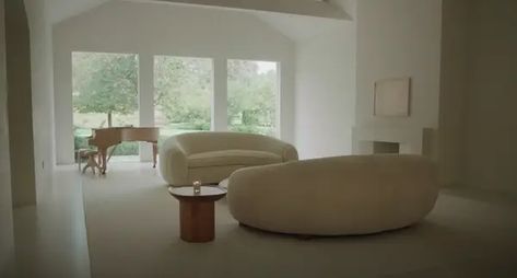 Kim K House, Kim Kardashian House, Kim Kardashian Home, Curved Couch, Kim House, Kardashian Home, White Couches, Minimalist Interior Design, Minimalist Interior