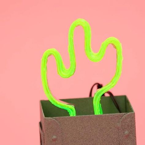 Video Neon Cactus, Cactus Light, Diy Hanging Shelves, Diy Wall Shelves, Wine Bottle Diy Crafts, Wine Bottle Crafts, Mason Jar Diy, Mason Jar Crafts, Tutorial Diy