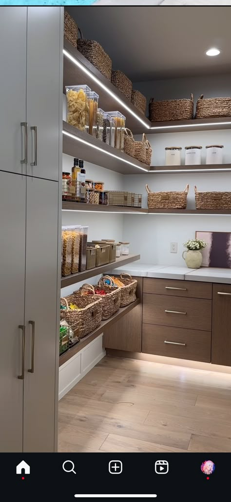 Kitchen Crate Storage, Pantry Shelf Organization Ideas, Small Walk In Pantry Ideas, Dream Pantry Walk In, Walk In Pantry Ideas Layout, Dream House Pantry, Organised Pantry, Walk In Pantry Ideas, Pantry Door Ideas