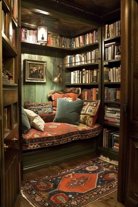 Cottage Bookshelves, Small Library Room Ideas, Basement Library, Closet Library, Library Nook, Cozy Home Library, Home Library Rooms, Library Home, Cozy Library