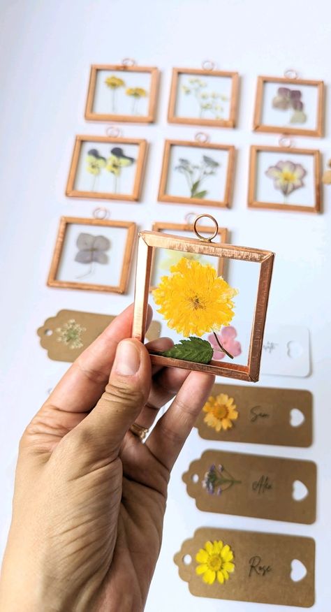 Pressed Flower Wedding Favor, Wedding Favours Diy, Flower Theme Wedding, Pressed Flower Wedding, Cottagecore Wedding, Seeds Gifts, Place Card Table Wedding, Handmade Favors, Wedding Thanks