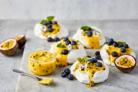 Passionfruit Australia Mini Pavlovas with Passionfruit Curd - Passionfruit Australia Passion Fruit Pavlova Recipe, Passionfruit Pavlova, Passion Fruit Pavlova, Individual Pavlova, Passion Fruit Dessert, Mini Pavlova Recipe, Pavlova Mini, Passionfruit Dessert, Passionfruit Mousse