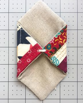 How cute are these three Tartan Envelope Pouches? Read below to learn how to make each of them. Envelope Bag Pattern, Diy Envelope Purse, Tartan Crafts, Fabric Envelopes, Envelope Tutorial, Easy Yarn Crafts, Sewing Patterns Free Women, Fabric Envelope, Diy Sewing Gifts