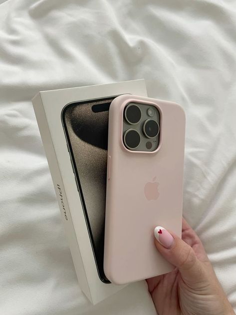 Iphone 15 Pro White Aesthetic, Iphone 16 Pro Aesthetic, White Phone Case Aesthetic, New Iphone Aesthetic, Iphone 15 Aesthetic, Iphone Asethic, Iphone 15 Pro Case, Girl Phone Cases, Iphone Obsession