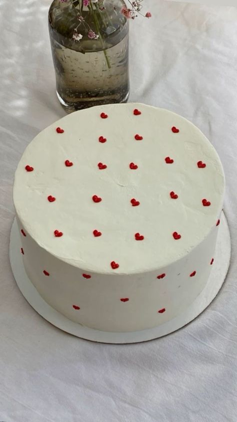 Cake With Mini Hearts, Cake With Tiny Hearts, Cute Mini Cakes Aesthetic, Round Cake With Heart Design, Birthday Cake With Hearts On It, White Heart Cake Aesthetic, Heart Decorated Cake, White Cake With Pink Hearts, Small Heart Cakes Valentines Day