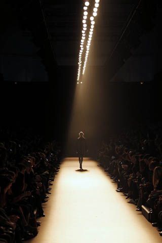 Runway Fashion Show Audience, Catwalk Design, Fashion Show Themes, Fashion Runway Show, Clothing Art, Overhead Lighting, Stage Lighting, Stage Design, Model Life