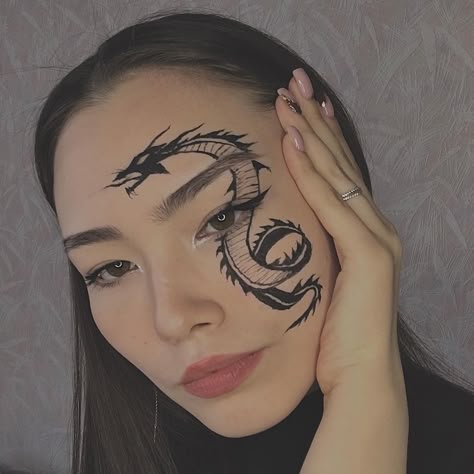 Dragon Face Makeup, Ninja Make Up, Dragon Eye Makeup, Dragon Eyeliner, Dragon Makeup Look, Ninja Makeup, Dragon Makeup, Holloween Makeup, Makeup Drawing