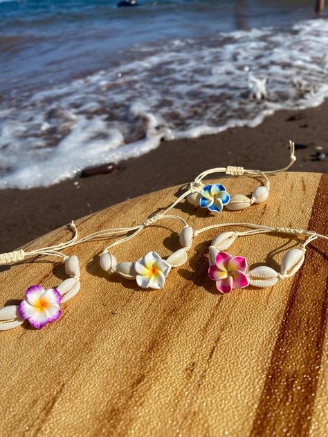 Hawaiian hibiscus shell bracelet  Options available: pink, white, yellow, purple, red, blue, green  includes one hawaiian hibiscus flower and 4 shells. with adjustable tie so can fit to any size wrist! Please note we cannot accept orders from the following European countries due to their packaging laws.   Austria, Bulgaria, Cyprus, Finland, France, Germany, Greece, Luxembourg, Poland, Portugal. Romania, Slovakia, Spain, Sweden, Turkey  Any orders made from these countries will unfortunately have Natural Twists, Hawaiian Hibiscus, Macrame Knot, Colorful Accessories, Shell Bracelet, Hibiscus Flower, Surf Style, Nature Inspired Jewelry, Red Blue Green