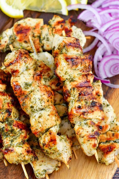 Chicken Souvlaki Skewers, Chicken Taziki Recipe, Chicken Solvocki Recipe, Chicken Tzatziki Recipes, Greek Marinade, Greek Chicken Kebabs, Greek Chicken Skewers, Greek Souvlaki, Greek Tortellini Salad