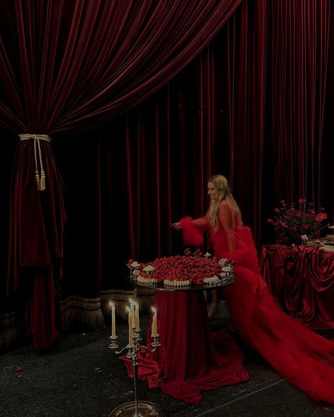 Strawberries, red velvet, and candlelight – perfection! ❤️ @odette_________ Red Wedding Aesthetic, Red Masquerade, Bday Dinner, Wedding Aesthetics, Red Christmas Decor, Xmas Dinner, Floral Table, July 1, Red Aesthetic