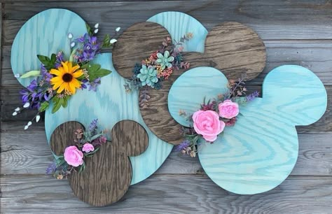 Mickey Home Decor, Disney Farmhouse, Minnie Mouse Crafts, Mickey Craft, Disney Craft Ideas, Disney Clock, Disney House Ideas, Disney Decor Diy, Mickey Mouse Crafts