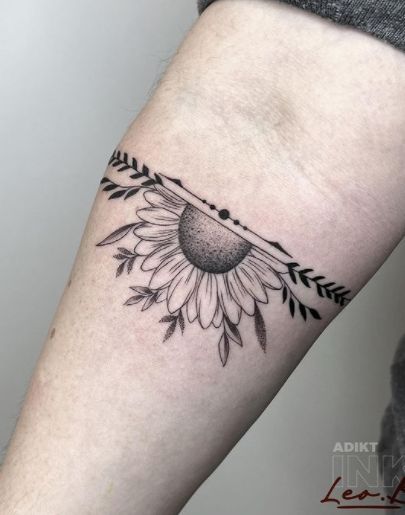 Half Sunflower Tattoo Design Half Color Half Black Tattoo, Half Sunflower Tattoo Design, Sunflower Tattoo Wrist, Sunflower Tattoo Color, Minimalistic Sunflower Tattoo, Half Sunflower Tattoo, No Matter What Tattoo, Unique Sun Tattoo, Left Hand Tattoo