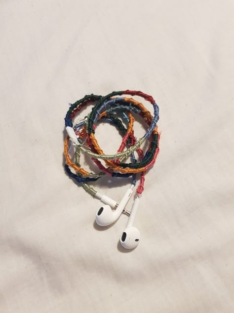 Earbud Wrap Diy Embroidery Thread, Friendship Bracelet Headphones, Headphone Wire Wrap, How To Wrap Earbuds, Wire Earbuds Aesthetic, Headphone Wrap Tutorial, Wired Headphones Decorate, Headphones Wrap, Wrapped Earphones