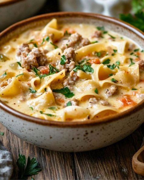 Comforting Italian-Style Creamy Alfredo Lasagna Soup - easypeasyrecipes.net Creamy Lasagna Soup Crockpot, Creamy Alfredo Lasagna Soup, Alfredo Lasagna Soup, Lasagne Soup, Healthy Lasagna, Minced Beef Recipes, Alfredo Lasagna, Fakeaway Recipes, Lasagna Soup Recipe