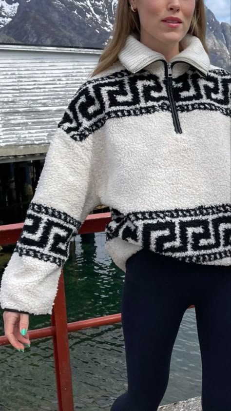 West Coast Style Clothes, Black And White Jumper, Apres Ski Outfit, West Coast Style, Ski Outfit, Winter Fashion Outfits Casual, White Jumper, Ski Sweater, White Fleece