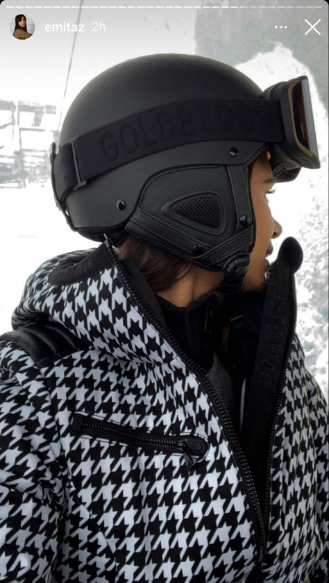 Skiing Goggles Aesthetic, Snowboarding Helmet Womens, Ski Goggles Women Outfit, Ski Helmet Womens Outfit, Ski Goggles Aesthetic, Skiing Hairstyles, Ski Resort Outfit, Womens Ski Goggles, Cute Ski Outfits