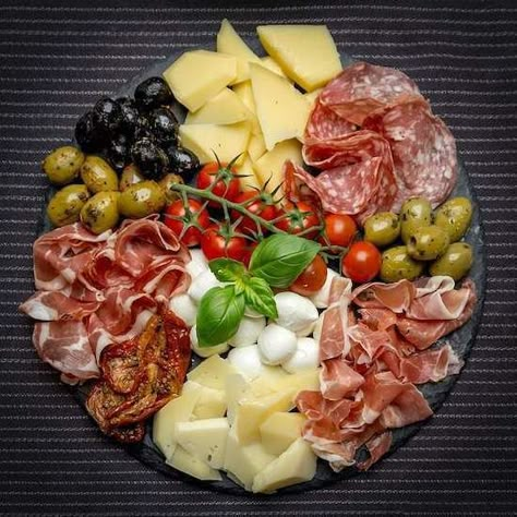 Comment présenter un beau plateau de charcuterie ? Que ce soit pour un apéro dînatoire, pour un buffet froid ou une raclette... C'est toujours un plat économique pour régaler vos invités. Mais la présentation d'un plat de charcuterie est presque un art. Non seulement elle va ravir les yeux de vos invités... Mais surtout, cela va les mettre en appétit. Alors, comment décorer votre plateau pour qu'il en jette ? Facile ! Et m&ecir Food Platters Ideas Dinners Meat, Cheese And Olives, Italian Snacks, Keto Guide, Italian Chef, Food Keto, Food Boards, Party Food Platters, Charcuterie And Cheese Board