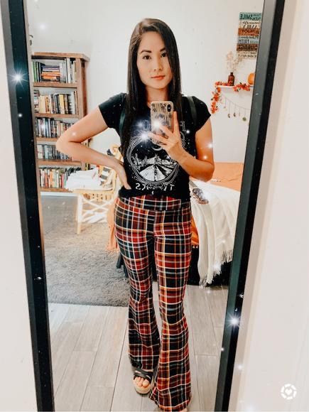 Plaid Flare Pants Outfit, Flare Pants Outfits, Plaid Flare Pants, Grunge Pants, Trouser Outfit, Flare Leggings, Green Pants, So In Love, Plaid Pants