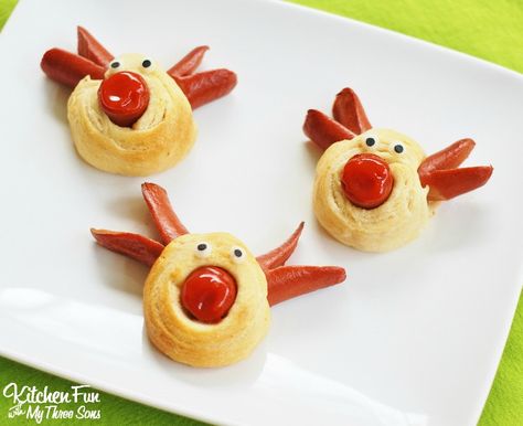 Rudolph the Red Nose Reindeer Hot Dogs for Christmas! | Fun Food for kids, holiday, snowman santa elf ketcup raisins biscuits cheese party appetizer Finger Foods For Kids, Hot Dog Toppings, Appetizers For Kids, Christmas Appetizers Party, Red Nose Reindeer, Food F, Santa Elf, Cheese Party, Kids Christmas Party