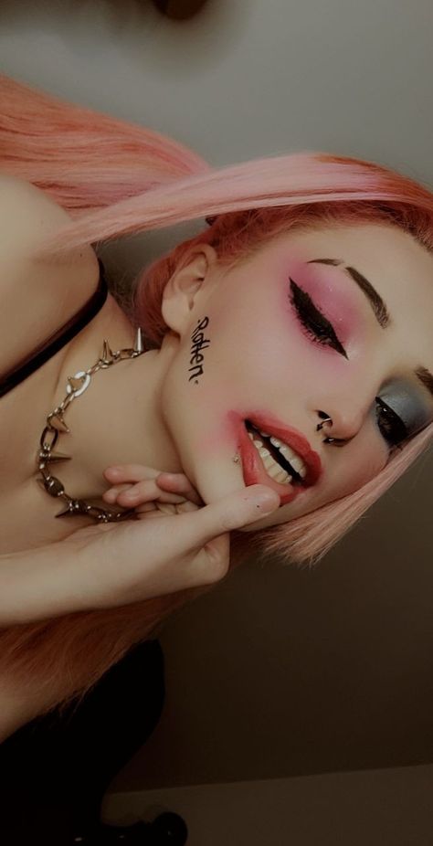 Harley quinn suicide squad cosplay Halloween makeup Harley Quinn Inspired Makeup, Harley Quinn Makeup Ideas, Harley Quinn Costume Makeup, Harley Quinn Makeup Tutorial, Harley Quinn Nails, Spooky Makeup, Bombshell Makeup, Harley Quinn Makeup, Hair Halloween