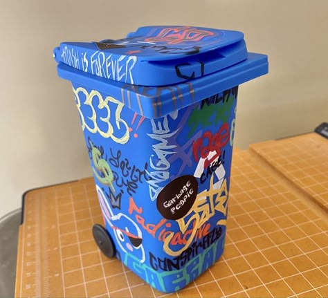 Graffiti Can, Graffiti Decor, Graffiti Room, Diy Graffiti, Pencil Holders, Graffiti Tagging, Graffiti Style Art, Room Redesign, Graffiti Drawing