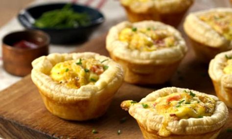 Made using Bega Farmers' Tasty Cheese, these pies are the perfect thing to whip up when you need finger food at any party - whether it's for adults or kids. Mini Quiche Lorraine, Egg And Bacon Pie, Mini Quiche Recipes, Bacon Pie, Quiche Lorraine Recipe, Egg And Bacon, Breakfast Party Foods, Mini Tarts, Mini Quiches