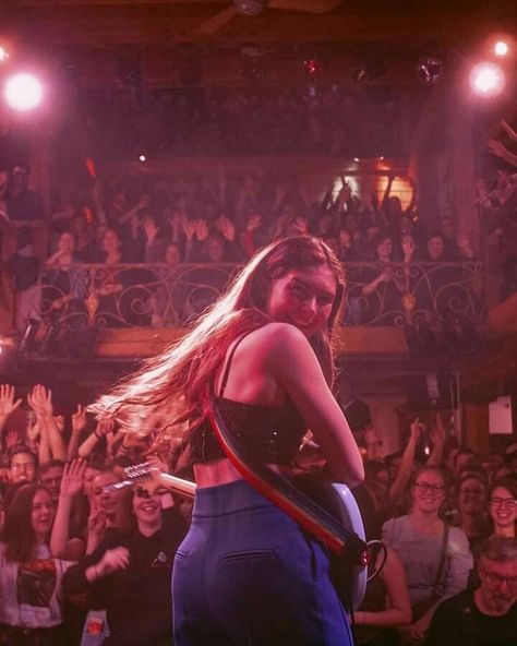 70s Concert Photography, Female Singer Aesthetic, Female Guitarist Aesthetic, Singer Life, Singer Aesthetic, Music Photoshoot, Musician Photography, Small Town Romance, Daisy Jones