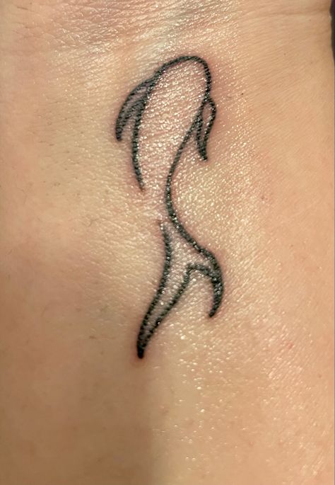 Simple Bass Fish Tattoo, Guppy Fish Tattoo, Tattoo Pesca, Minimalist Fish Tattoo, Fish Henna, Simple Fish Tattoo, Catfish Tattoo, Small Fish Tattoos, Fish Allergy