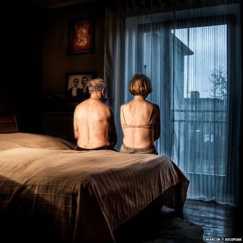 Person In Room Photography, Alex Prager, Bedroom Photography, Human Photography, Narrative Photography, Self Portrait Photography, Edward Hopper, Surrealism Photography, National Portrait Gallery