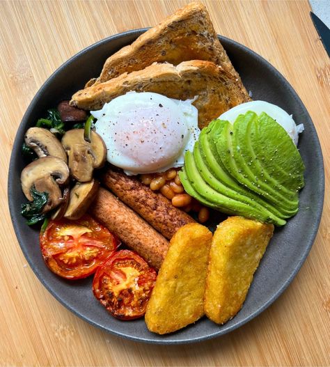 Vegetarian Full English Breakfast | samah eats Vegetarian Full English Breakfast, Healthy English Breakfast, Vegetarian English Breakfast, Full English Breakfast Recipe, Spicy Potato Wedges, Breakfast Calories, Dessert Pasta, Icee Recipe, Vegetarian Sausages