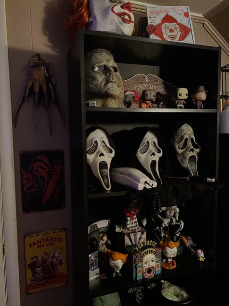 Classical Halloween Decor, Horror Fan Room, Scream Decor, Horror Room Aesthetic, Horror Shelf, Horror Room Decor, Horror Bedroom, Spooky Room Decor, Horror Movie Room