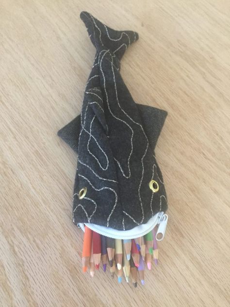 Whale shark pencil case – Hikingdress Shark Pencil Case, Diy Crafts Pencil Case, Children Crafts, Sewing Bags, Pattern Ideas, Whale Shark, Soft Toys, Pencil Pouch, Free Sewing