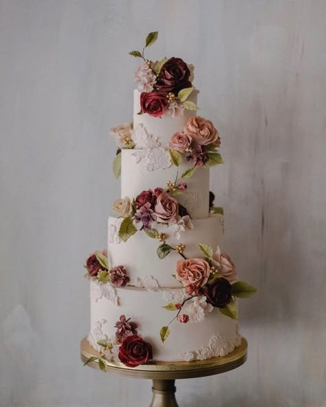 Modern Romantic Wedding Cake, Wedding Cake Embroidery, Quinceanera Cake Ideas, Simple Floral Wedding Cake, Wedding Cakes Flowers, Wedding Cake Ideas Elegant, Fairytale Wedding Cake, Wedding Cake With Flowers, Vintage Pasta